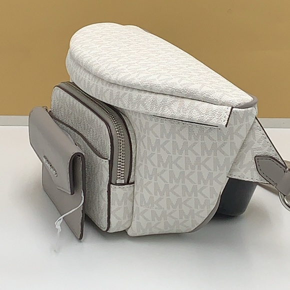 MICHAEL KORS
Maisie Large Logo 2-in-1 Sling Pack
Optic White/Silver 
NWT - Picture 9 of 16